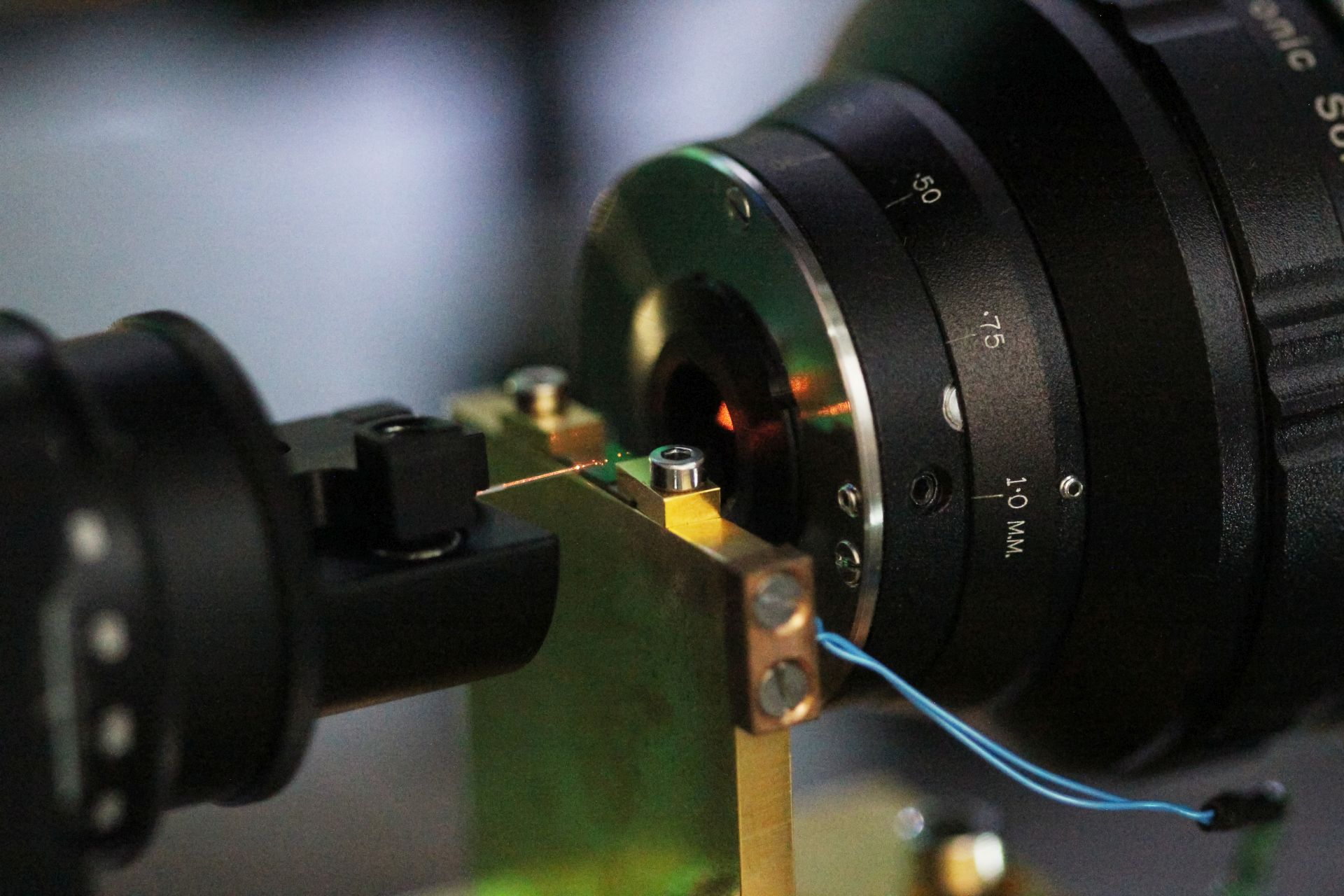 Measurement setup for the characterization of AlGaAs waveguides that can be used in quantum communication